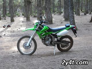 Kawasaki KLX 250 S – La pequeña grande de la familia por Jeffward